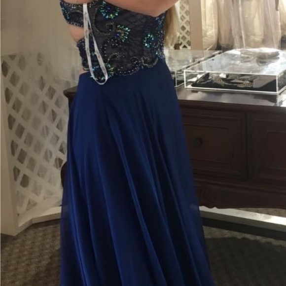 Elegant formal gown, Ellie Wilde size 8 - Picture 3 of 4